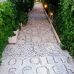 Coralli Beach Studios- Ξενοδοχείο με διαμερίσματα *